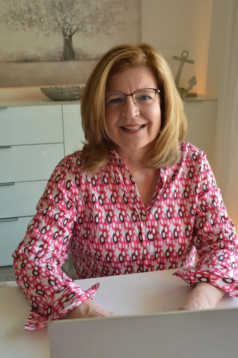 Chistine-Reise-Online-Coaching Christine Reise Coaching - mit Laptop auf einer Couch