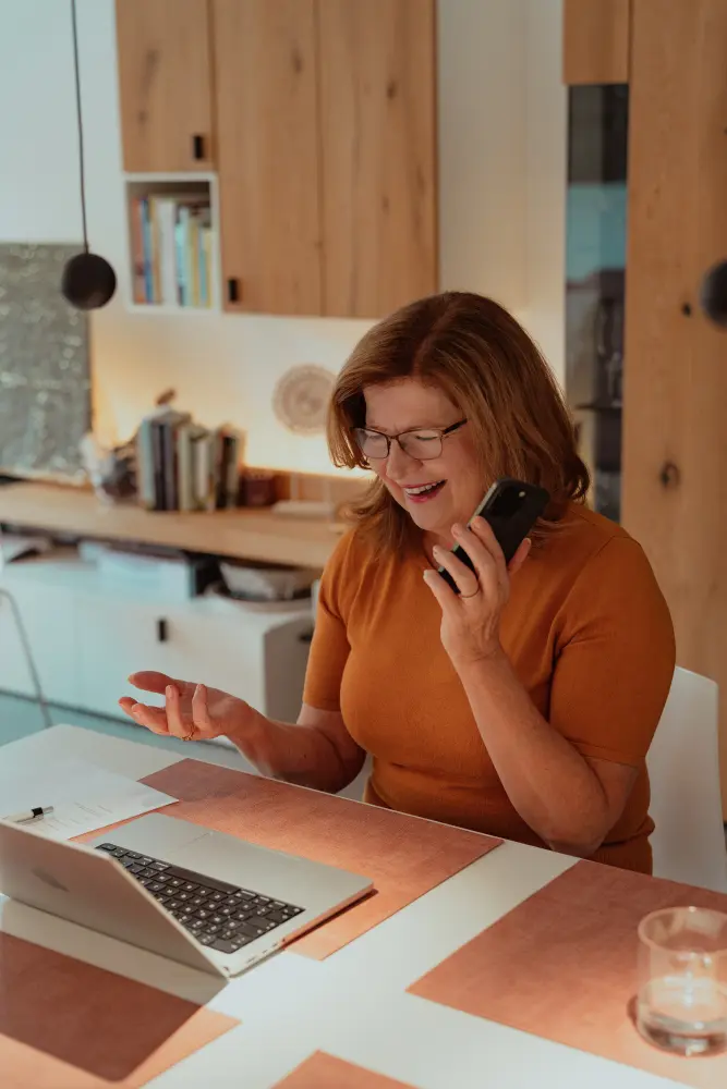 Christine Reise Coaching - mit Laptop auf einer Couch